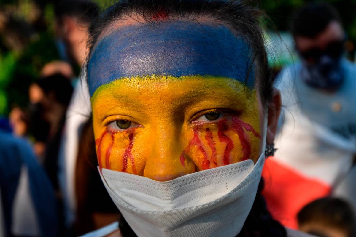 Con la cara pintada con los colores de la bandera de Ucrania, así protestaron en Bangkok Foto: Getty