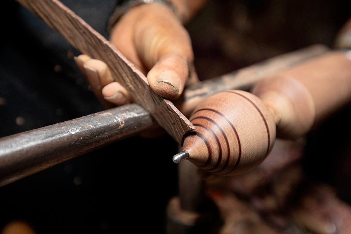 Sus productos son pintados y terminados de manera ecológica a través de fricción y cera de abejas que los deja brillantes. Foto: Esneyder Gutiérrez