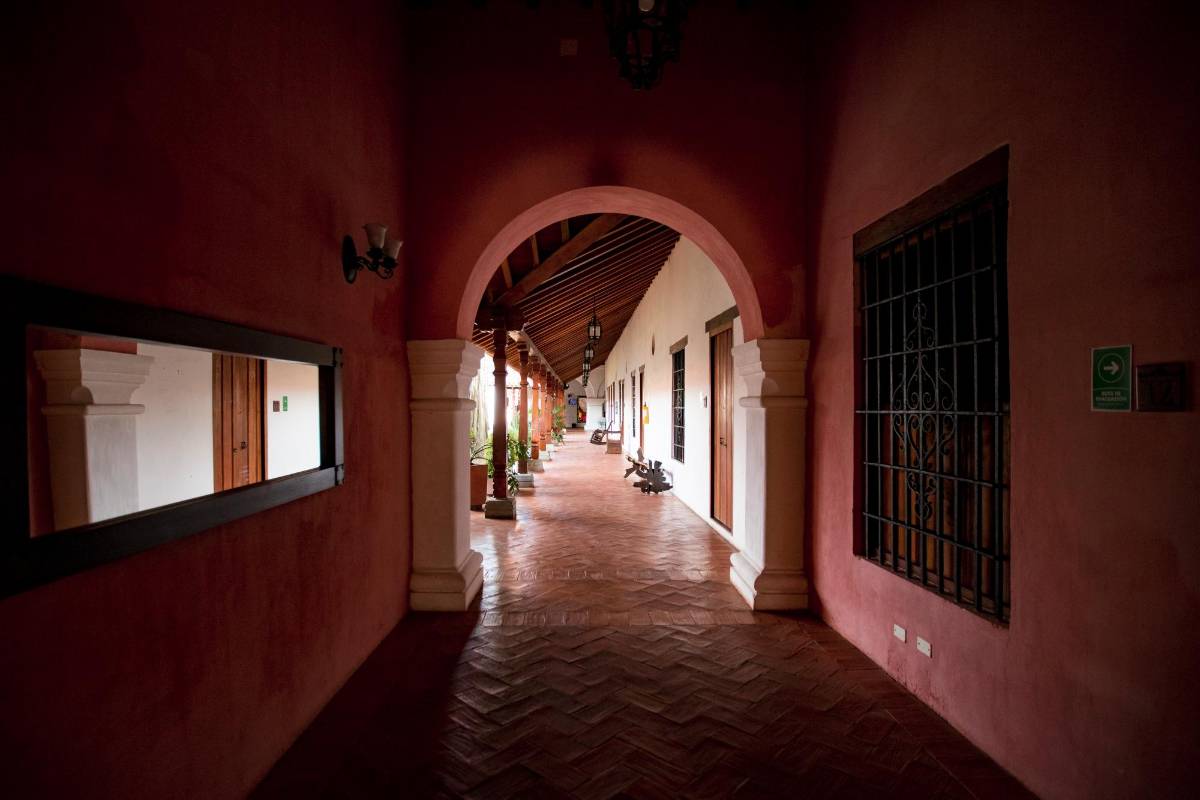 Las calles de Mompox lucen tranquilas, llenas de cafés y restaurantes con las puertas abiertas al turismo. Foto: Jaime Pérez. 
