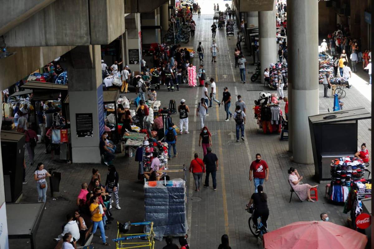 Los medianos y pequeños comerciantes sacaron sus artículos para proveer a los compradores: Foto: Camilo Suárez.