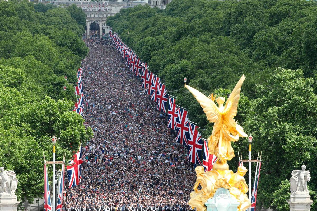 Miles de personas que ocuparon la gran avenida “The Mall”, que une el palacio con Whitehall, la zona gubernamental del país. 