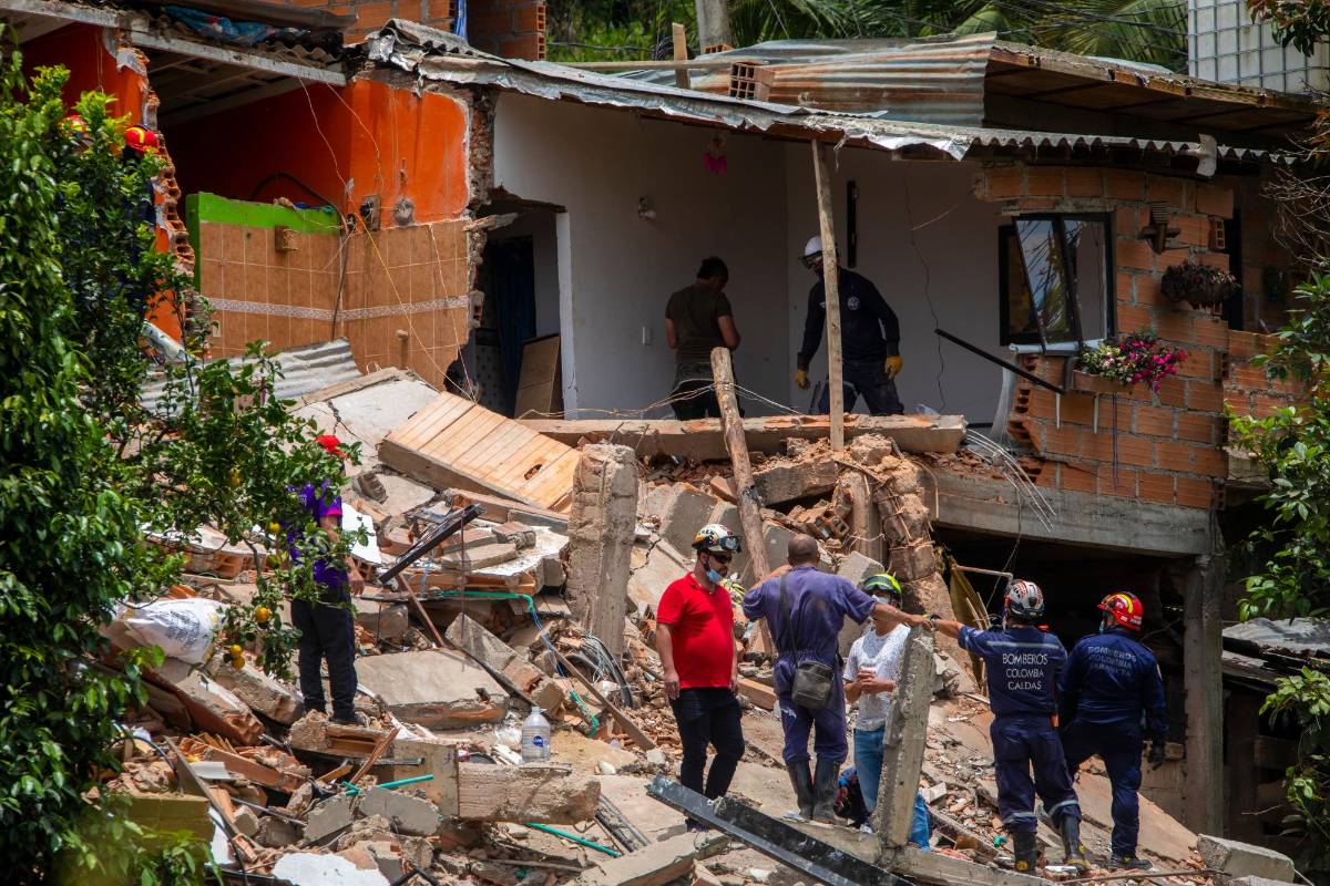 La Unidad de Gestión del Riesgo y el Cuerpo de Bomberos se hicieron presentes de inmediato, por lo que se logró sacar con vida al adulto mayor que había quedado atrapado. Foto: Carlos Velásquez