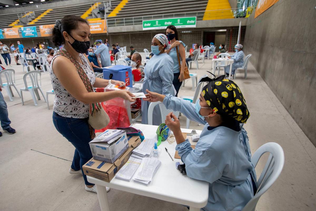 Gracias a la logística, las personas acuden ordenadamente a los puestos de vacunación en la Unidad Deportiva Atanasio Girardot. Foto: Edwin Bustamante