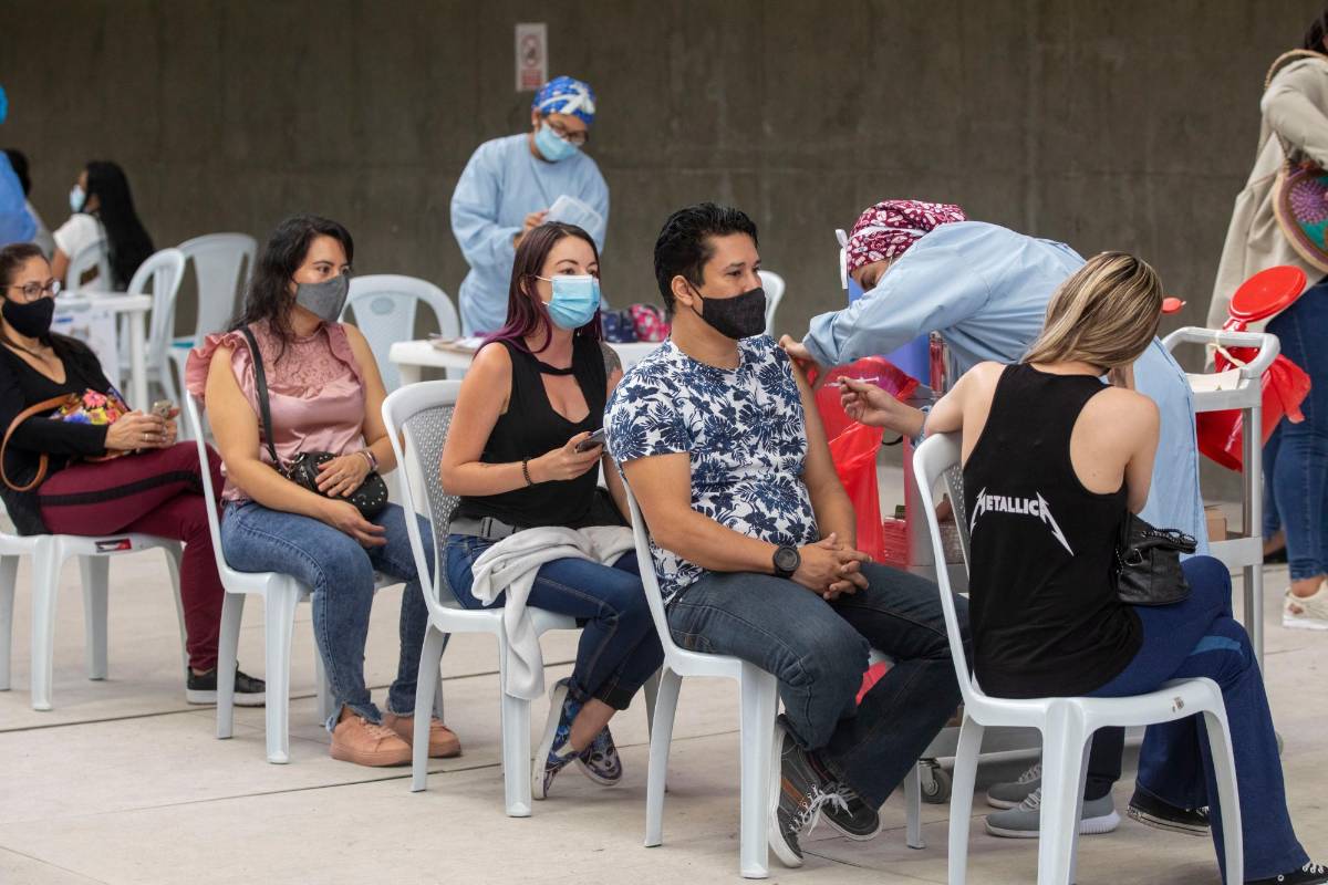 Con el inicio de la IV etapa de vacunación, se están atendiendo a los ciudadanos en general de 40 años en adelante. Foto: Edwin Bustamante
