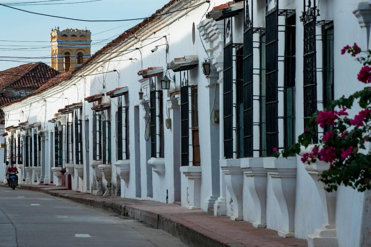 Las calles de Mompox lucen tranquilas, llenas de cafés y restaurantes con las puertas abiertas al turismo. Foto: Jaime Pérez. 