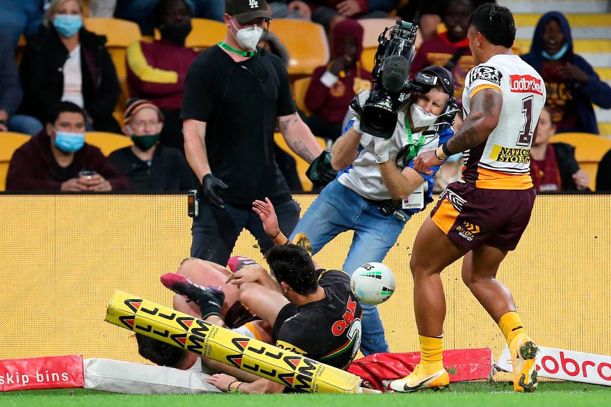 Ni los camarógrafos se salvan de las acciones. FOTO: Getty