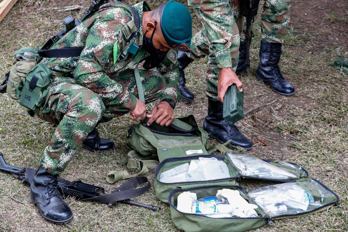 A parte de su armamento, el botiquín de primeros auxilios es fundamental dentro de su equipaje y este varia de acuerdo a la categoría de enfermero profesional. Foto: Manuel Saldarriaga Quintero.