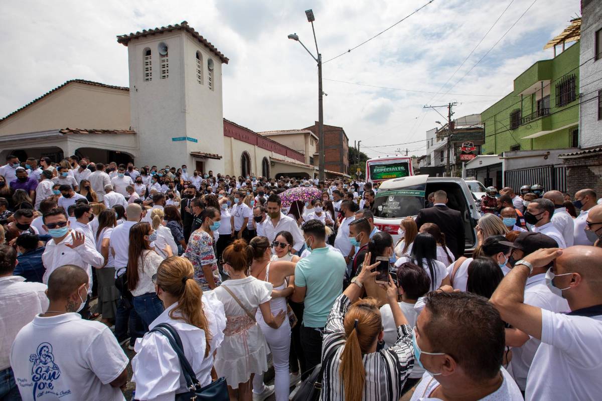 El barrio López de mesa se paralizó para darle el último adiós a Gustavo Adolfo Atehortúa. Foto: Edwin Bustamante