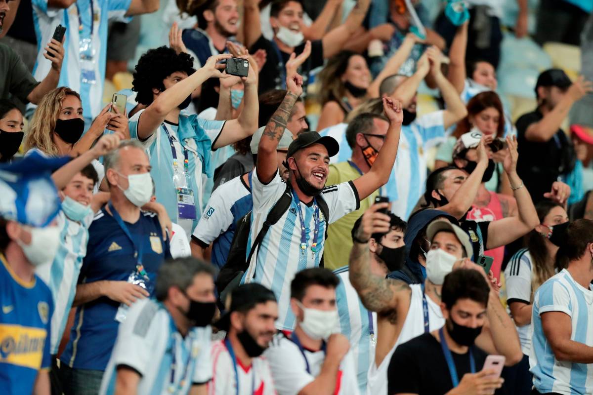 Los pocos asistentes Argentinos que pudieron ingresar al estadio, disfrutaron del nuevo titulo Argentino. Foto: EFE