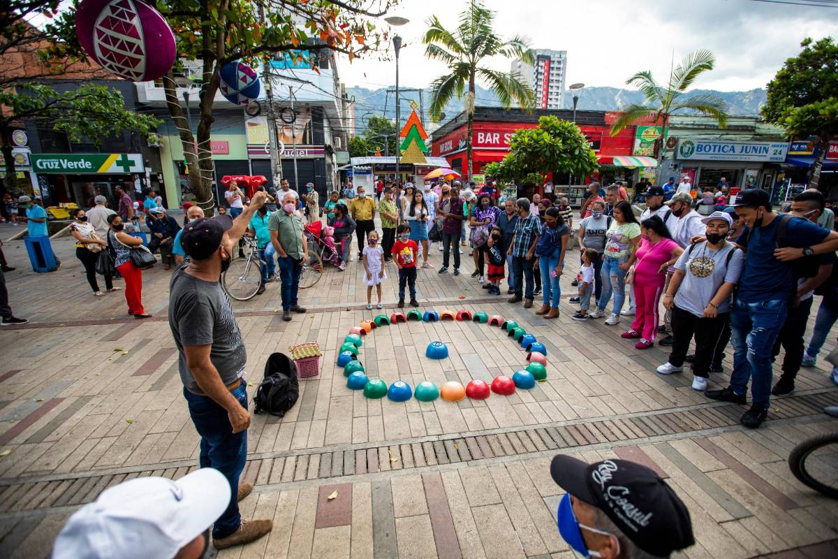 Artistas callejeros salieron a las calles a entretener a los transeúntes y ganar así su sustento. Foto: Carlos Velásquez