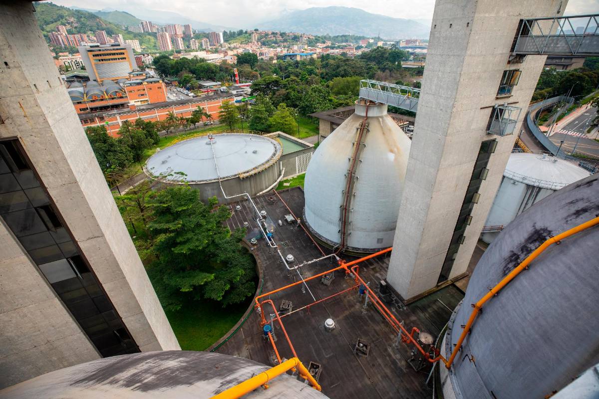 Con el mantenimiento se van a extraer los sedimentos acumulados durante 22 años en el fondo, lavarlo, desgasificarlo y hacer una inspección estructural de soldaduras para proceder a los trabajos de recuperación y mantenimiento. Fotos Camilo Suárez.