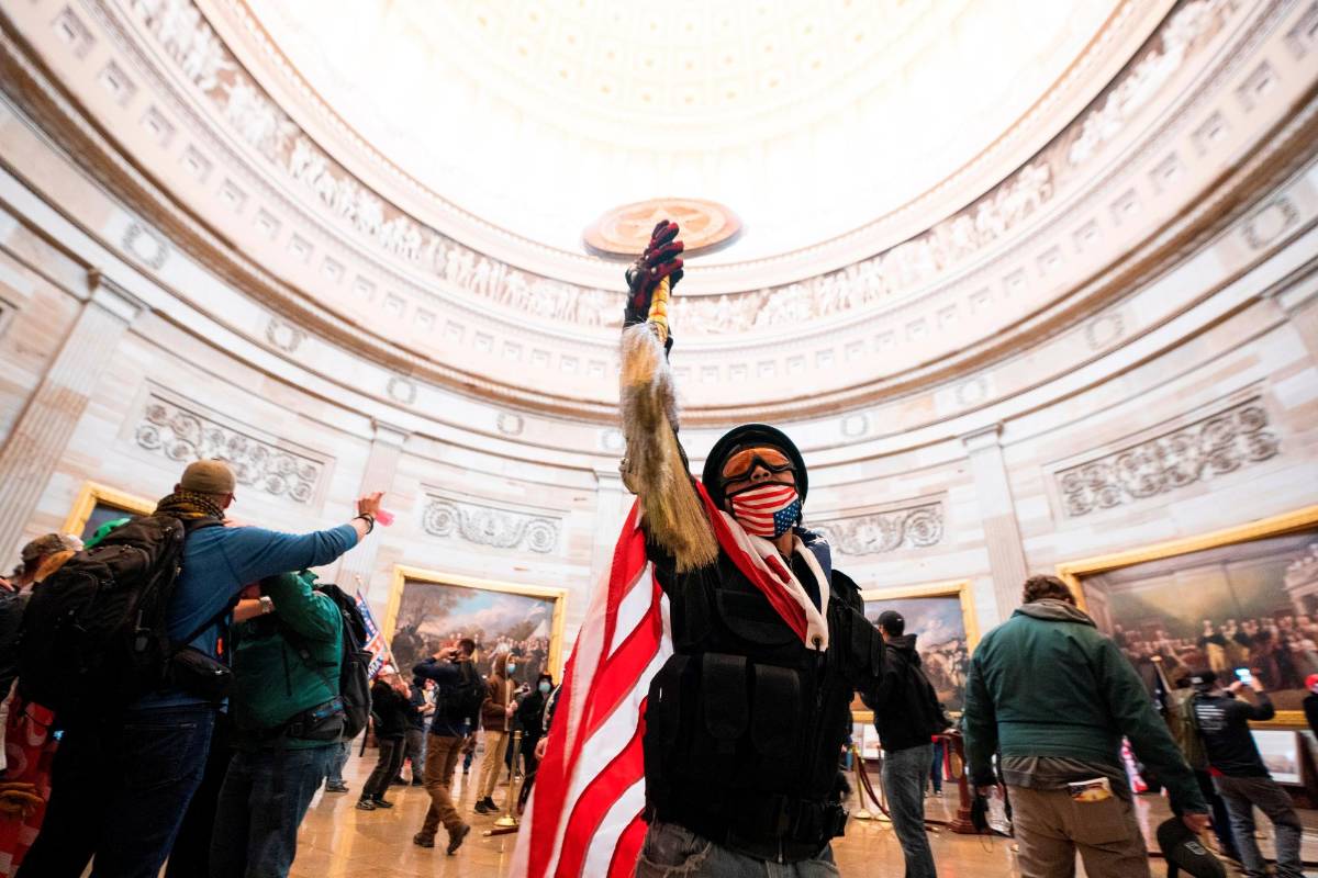 Ya estando adentro vitoreaban cantos en favor de Trump y exigiedo que fuera reconocido como presidente reelecto. Foto: EFE