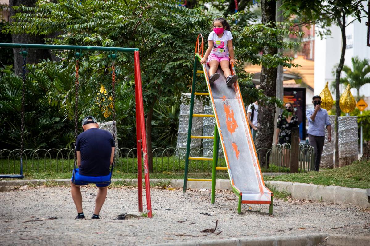 Habitantes del barrio La Floresta salieron a los parques. Foto Carlos Velásquez