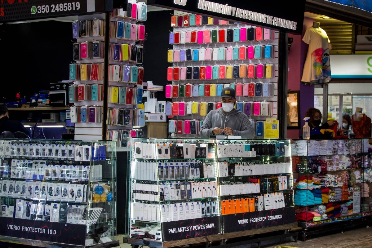 Muchos de los productos tecnológicos, provenientes de China, están represados, lo que ha causado escasez. Foto : Julio César Herrera 