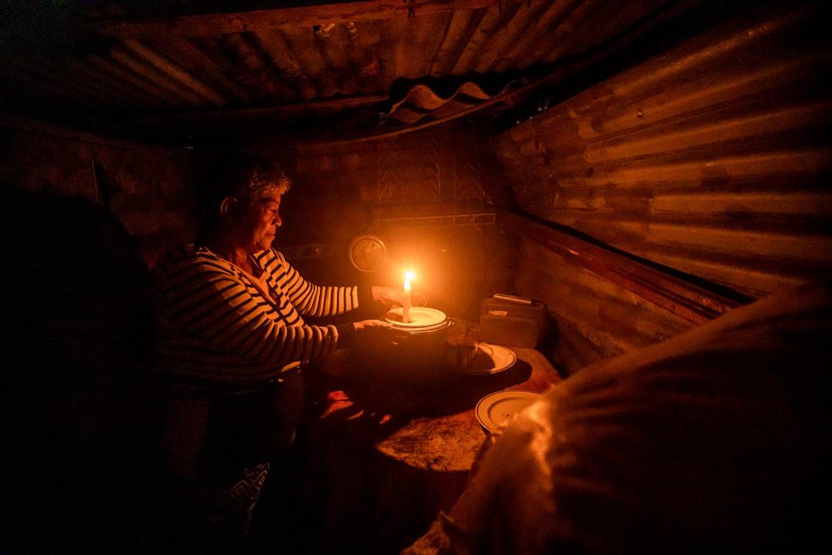 Entre el puente y el río viven 120 personas. Esta semana les quitaron la electricidad y pasaron dos noches a oscuras. Así es su vida. FOTO: CARLOS VELÁSQUEZ