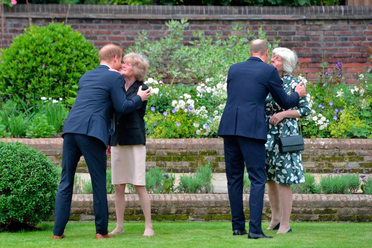 El príncipe Guillermo de Gran Bretaña, y su hermano Harry saludan a sus tías Lady Sarah McCorquodale y Lady Jane Fellowes delante de la estatua de su madre. Foto: EFE