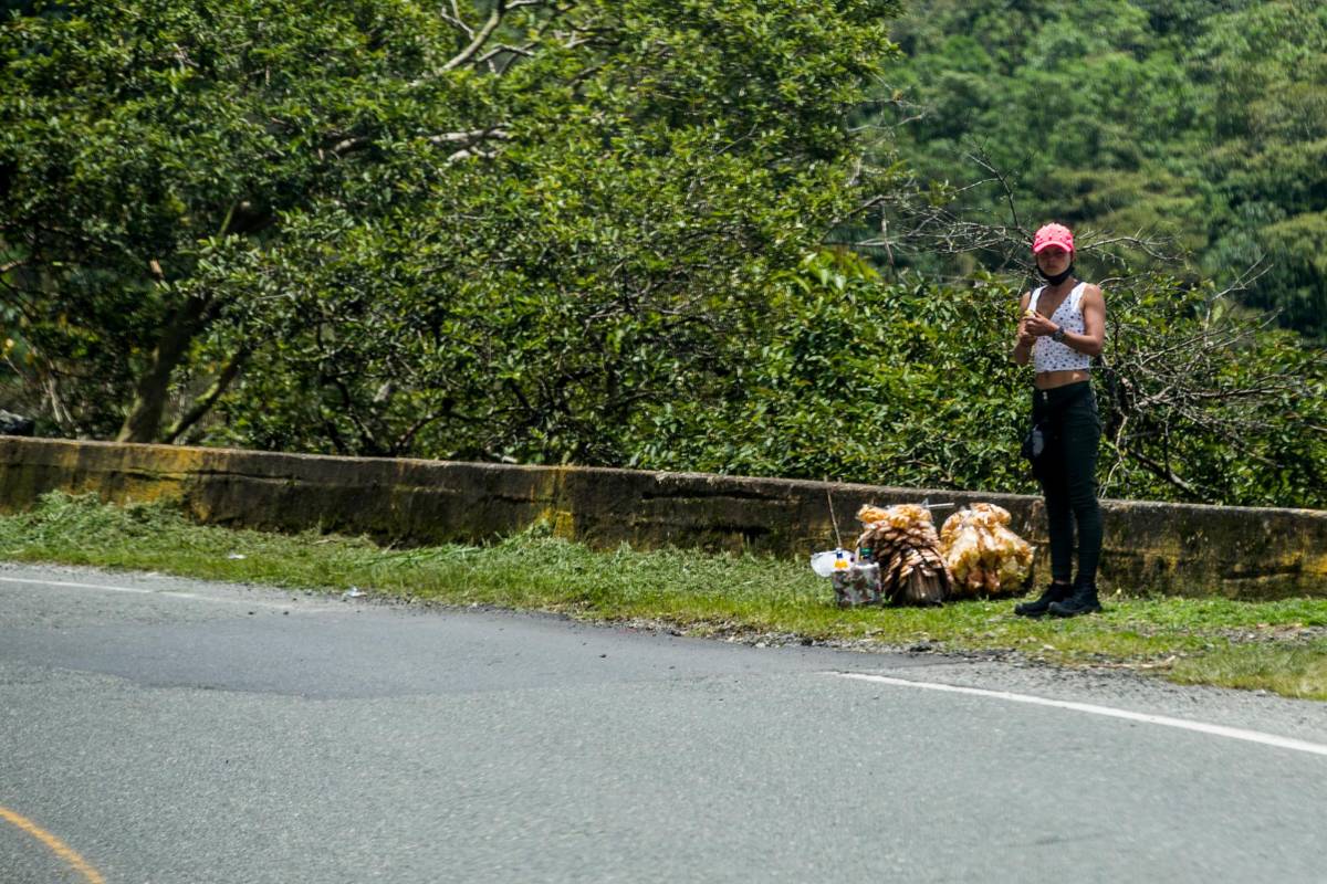 Los venteros informales se tuvieron que regresar con las manos vacías para sus casa, por que no había a quien venderle sus productos. FOTO: JULIO CÉSAR HERRERA