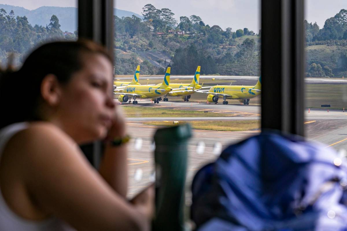Desde las primeras horas de la mañana de este martes, cientos de viajeros molestos por la súbita cancelación de sus vuelos bloquearon el acceso a las salas de abordaje internacional del aeropuerto José María Córdova. Foto: Carlos Velásquez