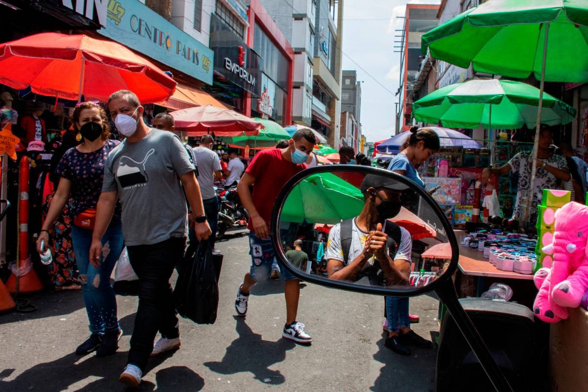 La compra de regalos, las celebraciones familiares y los viajes de vacaciones ponen al comercio a tope durante todo diciembre y parte enero en el país. Foto: Jaír Coll