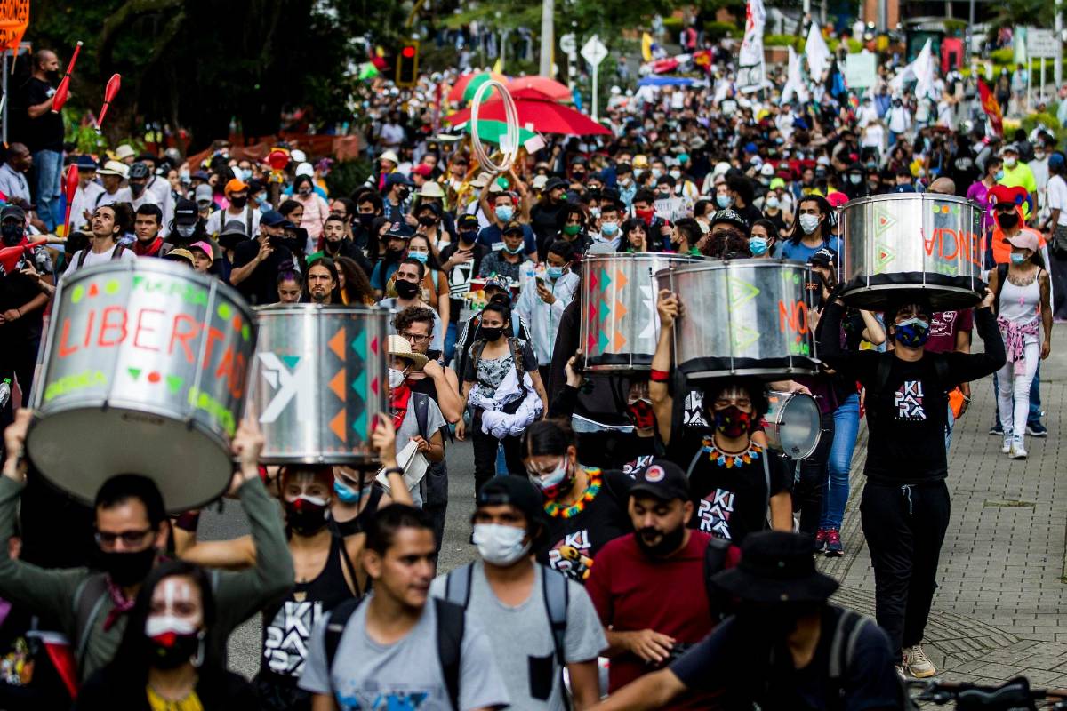 A las 11:30 de la mañana comenzó la marcha por la avenida El Poblado con dirección al parque de Envigado y luego al Parque del Artista en Itagüí, donde finalizó. Foto: Julio César Herrera