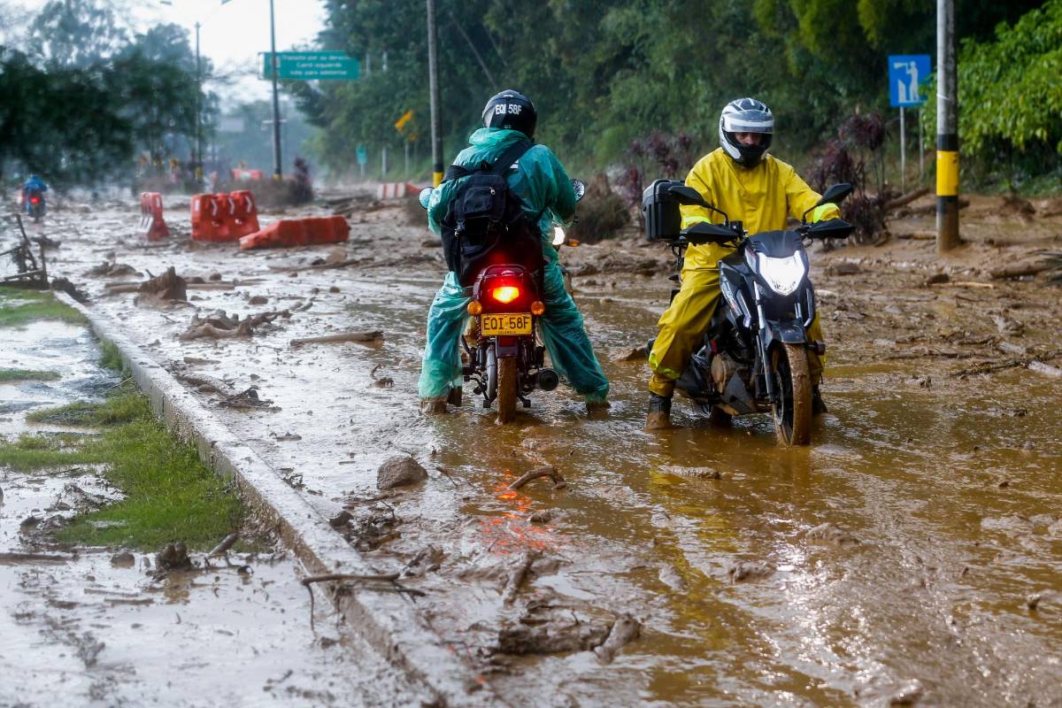 Algunos conductores de motos se arriesgaron a pasar por la vía Las Palmas, aún sabiendo el mal estado en que había quedado la calle cubierta de lodo. FOTO JULIO CÉSAR HERRERA