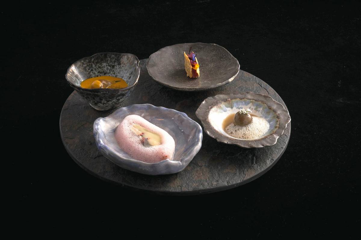 El menú de degustación que Leo tiene en su restaurante es de ocho a trece platos, que se completa con aperitivos como mejillones con coco y sal de Galerazamba Foto: Cortesía
