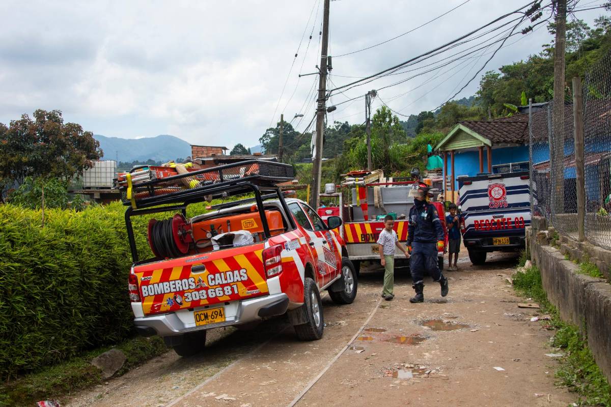 Las autoridades insistieron en que aún no se sabe qué pudo haber ocasionado la emergencia, pues la edificación no había mostrado señales de deterioro estructural. Foto: Carlos Velásquez