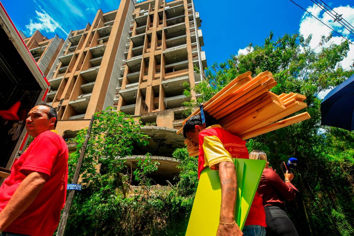 297 residentes salieron de la unidad residencial Interclub tras orden de la Alcaldía. Aunque medida es por 10 días, temen que evacuación se alargue. Foto: Camilo Suárez Echeverry