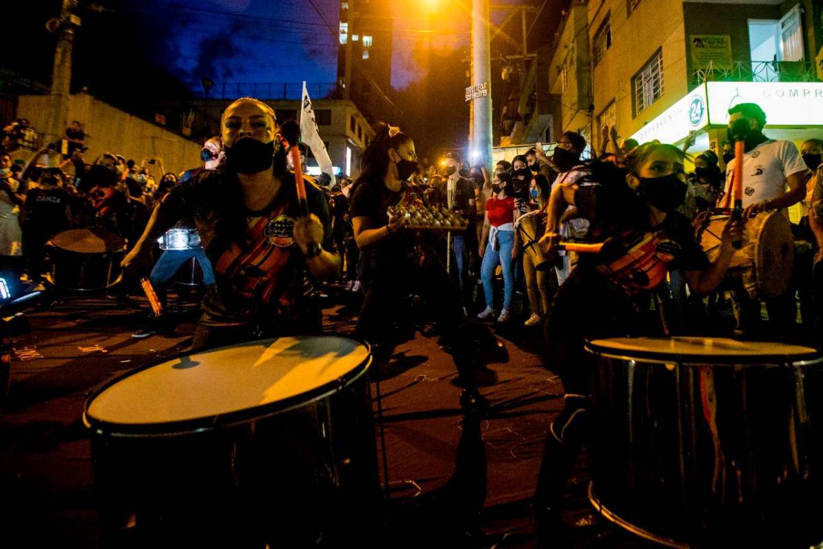 En Castilla, comuna 5 de Medellín, se vive la “marcha de las antorchas”, una movilización ciudadana que camina con el fuego en alto mientras se aprecian actos culturales, performance y grupos musicales animando la protesta. Foto Julio César Herrera