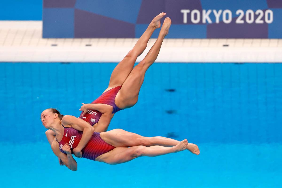 Sincronización entre las deportistas Alison Gibson y Krysta Palmer del equipo de Estados Unidos durante las finales femeninas de trampolín de 3 metros. Foto Getty