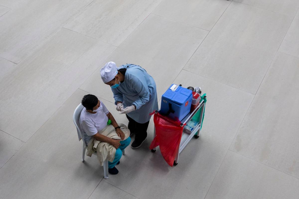 Al día de hoy, a la ciudad han llegado 553.000 dosis, se han aplicado alrededor de 400.000 y ya más de 100.000 personas en Medellín cuentan con dos dosis. Foto: Edwin Bustamante