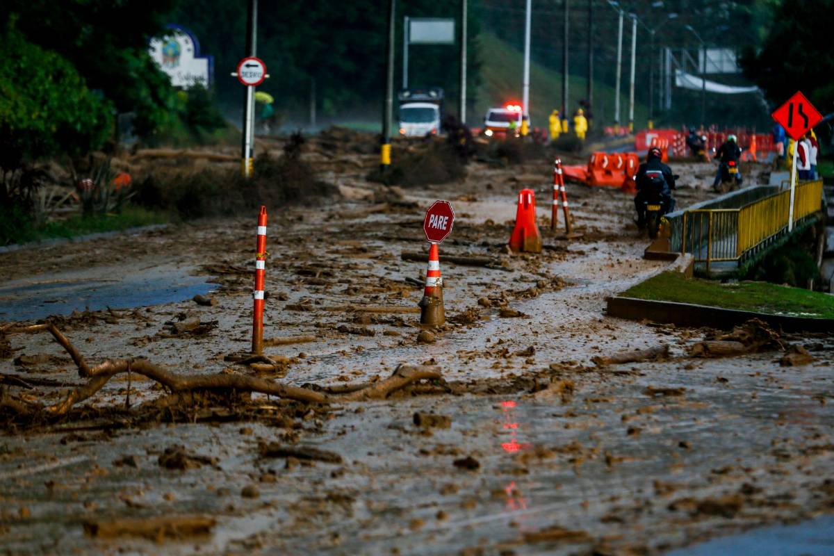 Cierre total en ambos carriles de la avenida Las Palmas, en el kilometro 10, por fuerte aguacero que desbordó algunas quebradas. FOTO JULIO CÉSAR HERRERA