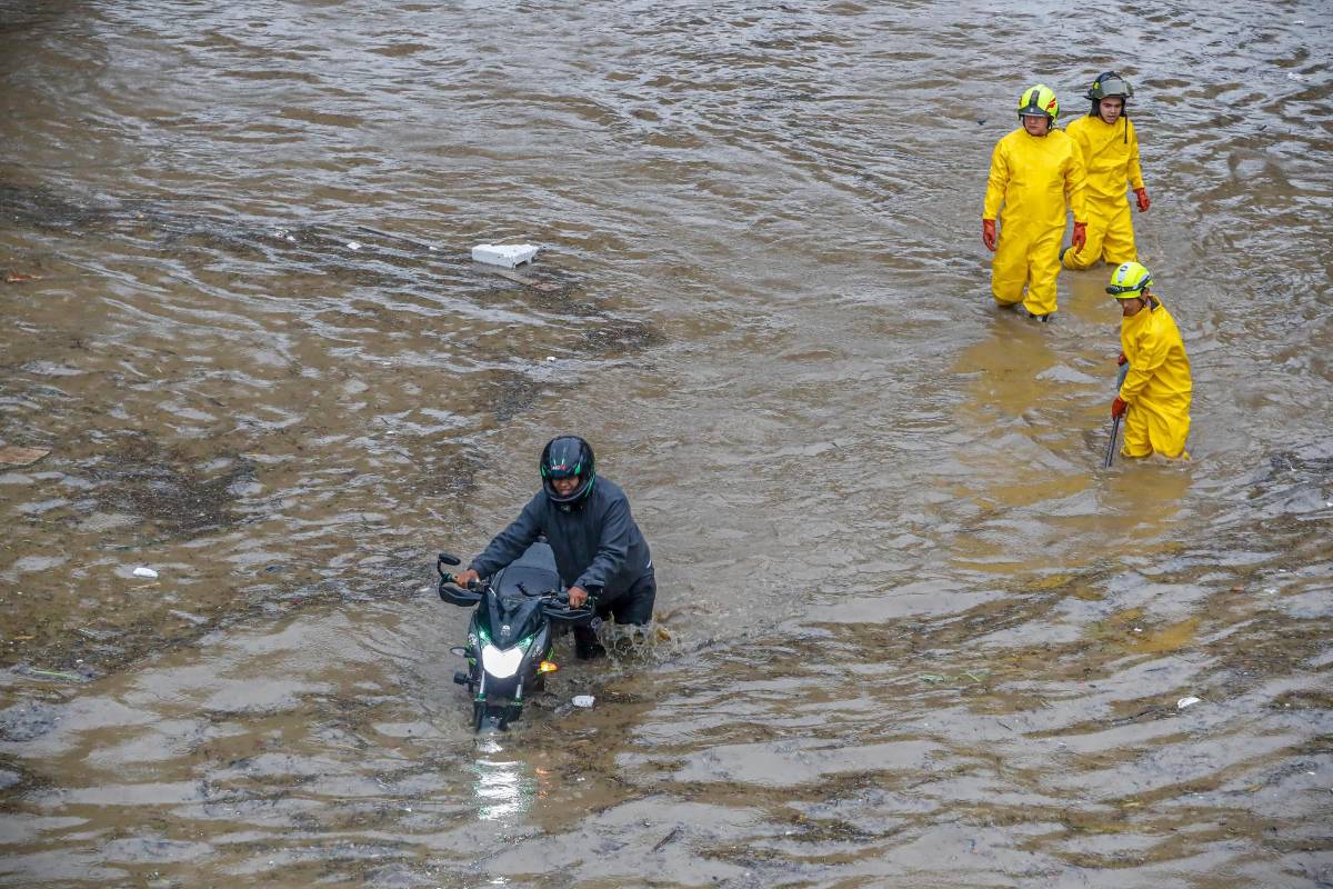 Según la Alcaldía de Medellín, hay inundaciones en las vías de cuatro comunas: Buenos Aires, Villa Hermosa, La Candelaria y El Poblado. Sin embargo, no se han confirmado víctimas ni lesionados por causa de las fuertes lluvias. FOTO: Manuel Saldarriaga