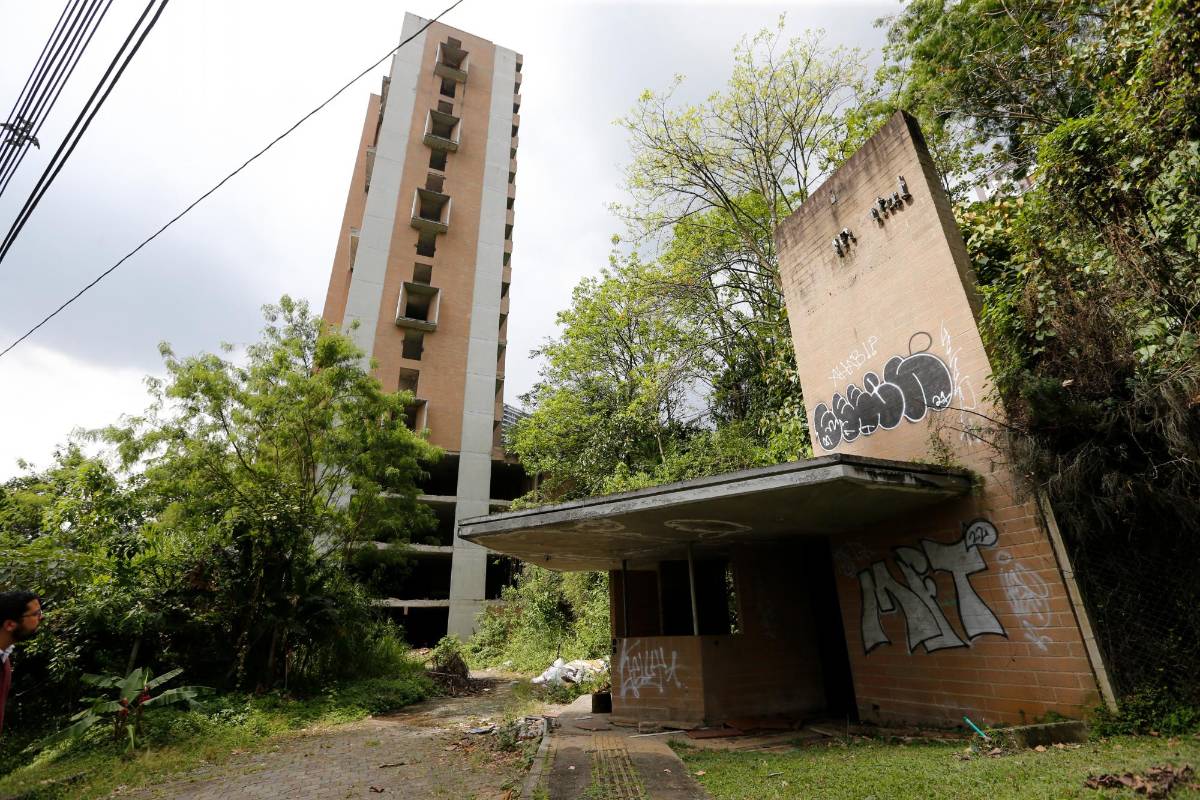 La Alcaldía dice estar buscando recursos con la Nación para demoler el edificio. Foto: Esneyder Gutiérrez. 
