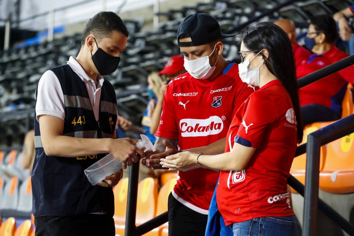 Guardando todos los protocolos de bioseguridad, los hinchas hicieron el arribo a las tribunas para ver sus equipos, después de tanto tiempo. FOTOS MANUEL SALDARRIAGA