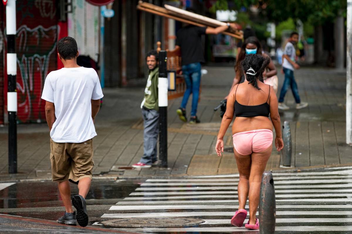 Así lucía el centro de la ciudad (Avenida Oriental), algunos aprovecharon la lluvia. FOTO: Jaime Pérez