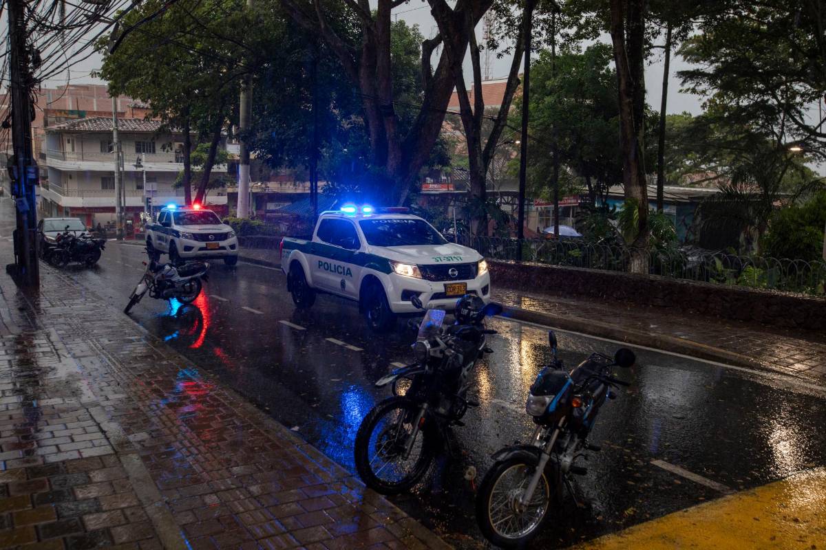 Con patrullajes conjuntos entre la Policía y el Tránsito, se hicieron presentes durante el inicio del toque de queda. Foto: Edwin Bustamante