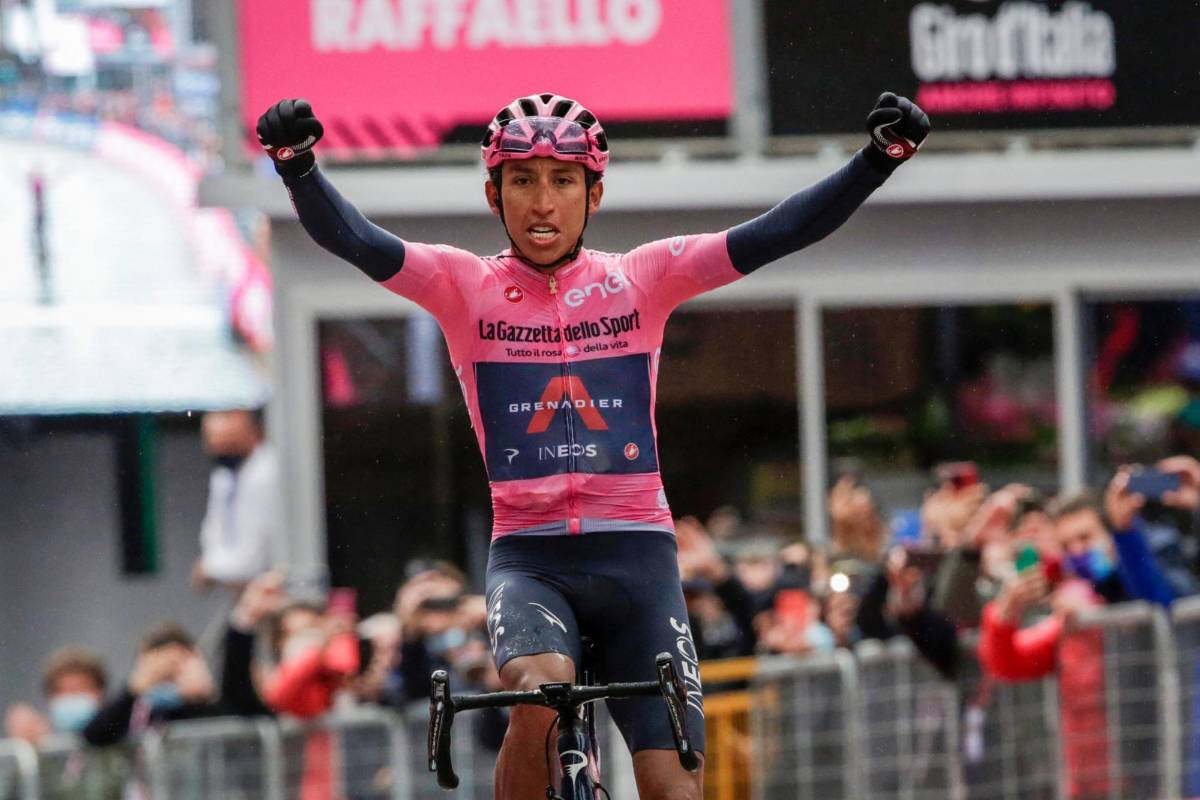 El escarabajo llegó solitario a la meta y festejó con los brazos abiertos, exhibiendo la camiseta rosa que lo distingue como líder sólido. Foto AFP