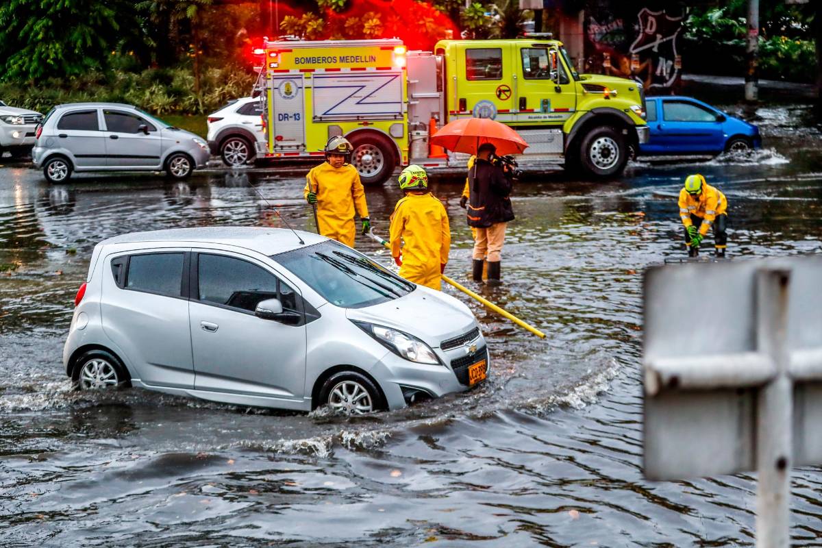 Además, como se ha vuelto habitual, en el sector de La Alpujarra se inundó el deprimido de la calle San Juan y la sede de la Personería Distrital. Foto: Camilo Suárez Echeverry