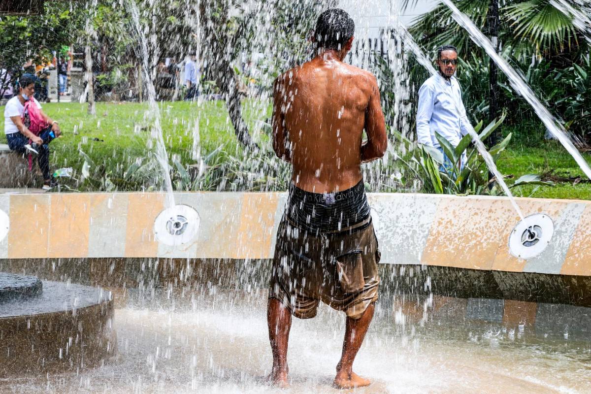 Las fuentes de aguas del parque Bolívar y del parque Botero son utilizadas como duchas publicas por los habitantes de la calle. FOTO: JAIME PÉREZ