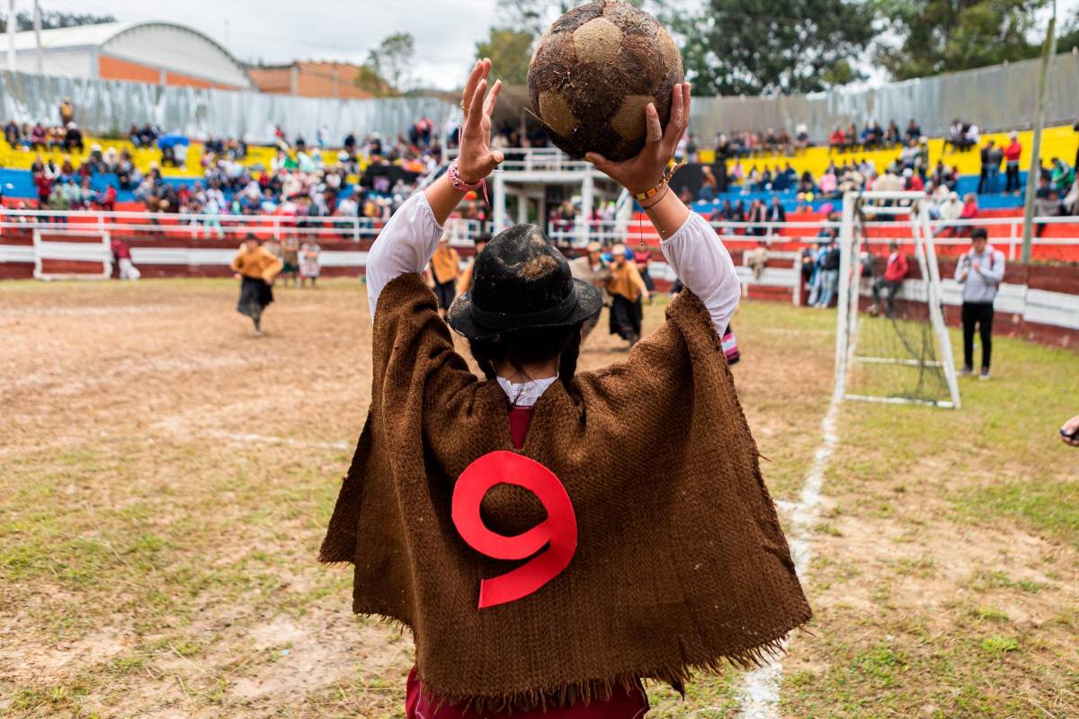 El uniforme reglamentario lo componen: botas pantaneras, falda, ruana y sombrero. Foto: Getty