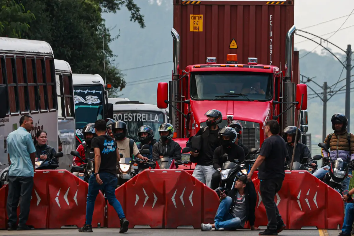 La situación ha generado una represión notable en la estación del metro de La Estrella, donde cientos de usuarios, atrapados por la falta de buses y el tráfico paralizado, se han visto obligados a buscar alternativas para llegar a sus destinos. Foto: Manuel Saldarriaga Quintero.