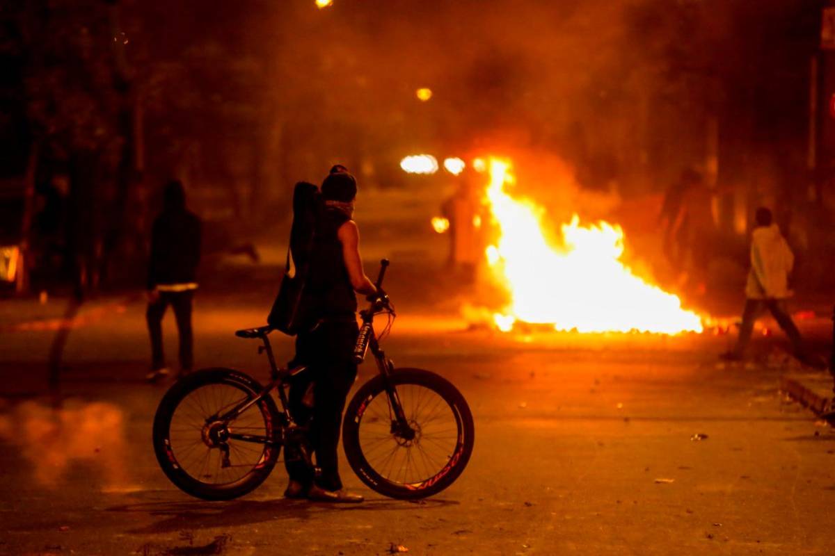 En el barrio Moravia de Medellín, cerca al Jardín Botánico, se presentaron bloqueos y quemas en las vías. Foto: Julio César Herrera.