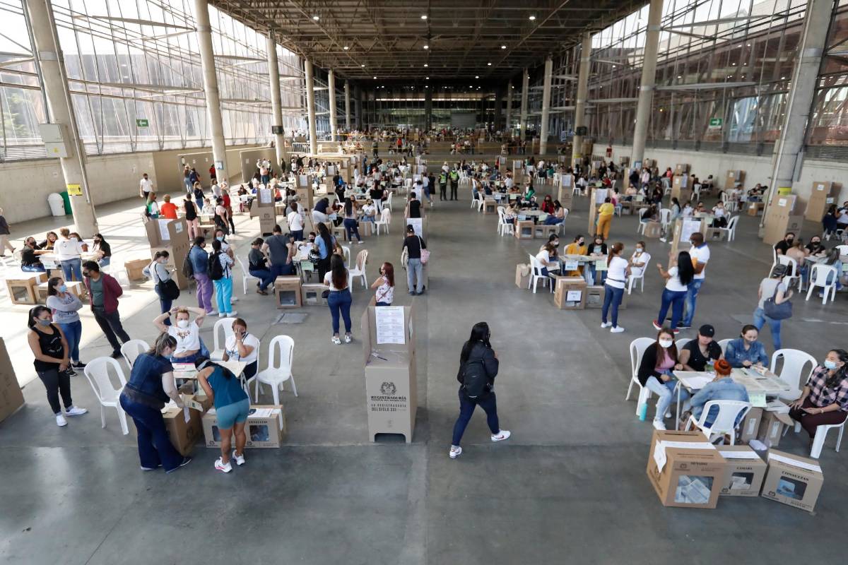 Uno de los principales centros de votación de Medellín se ubicó en el recinto de Plaza Mayor. Foto: Manuel Saldarriaga