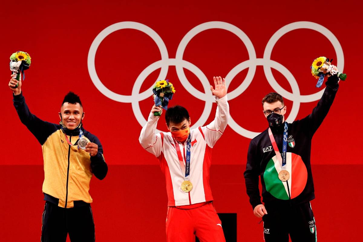 El pesista Luis Javier Mosquera obtuvo este domingo la primera medalla de plata para Colombia en los Juegos Olímpicos de Tokio 2020. Foto Getty Images