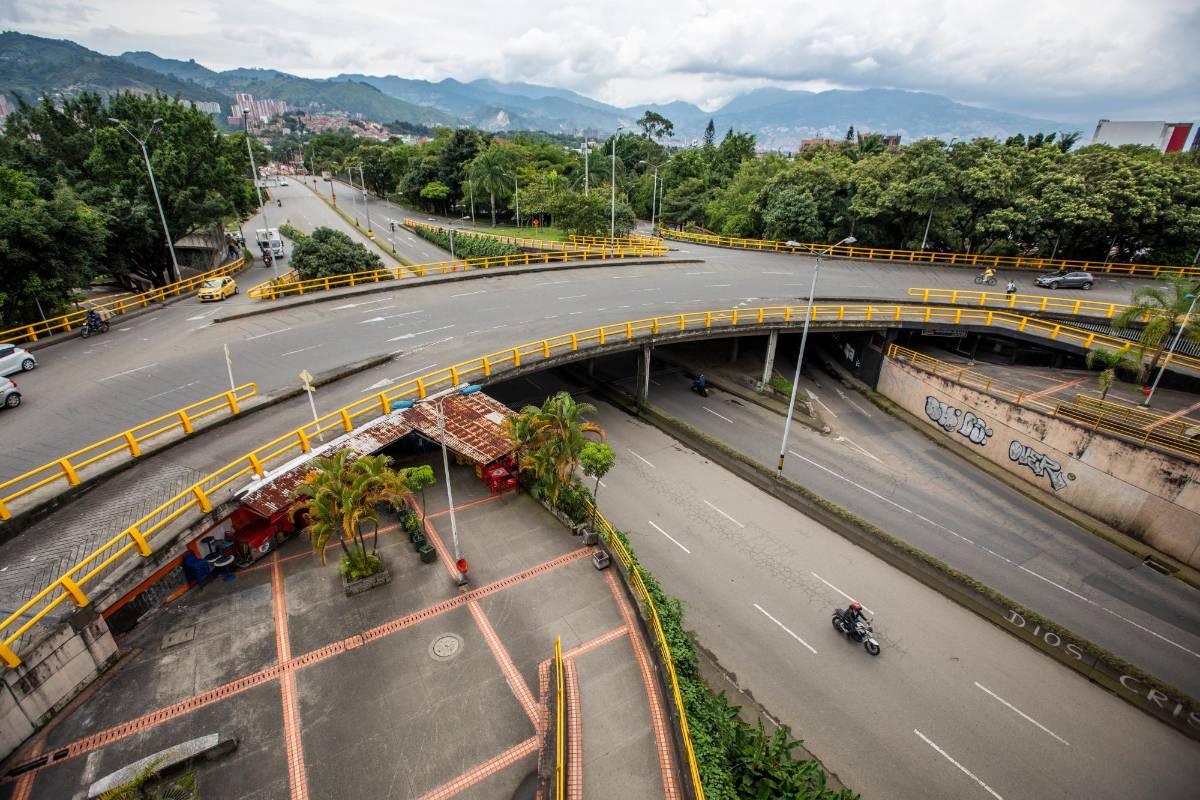 Poco movimiento de carros tuvo el intercambio vial de La Aguacatala. Foto: Carlos Velásquez