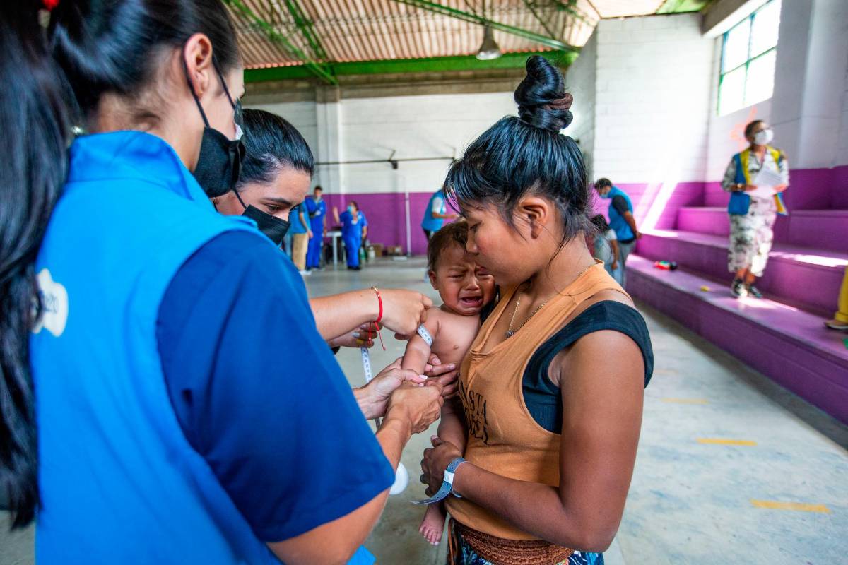 Funcionarios de Buen Comienzo realizan en el lugar valoración de crecimiento y desarrollo para conocer el estado de salud de los menores. Foto: Esneyder Gutiérrez 