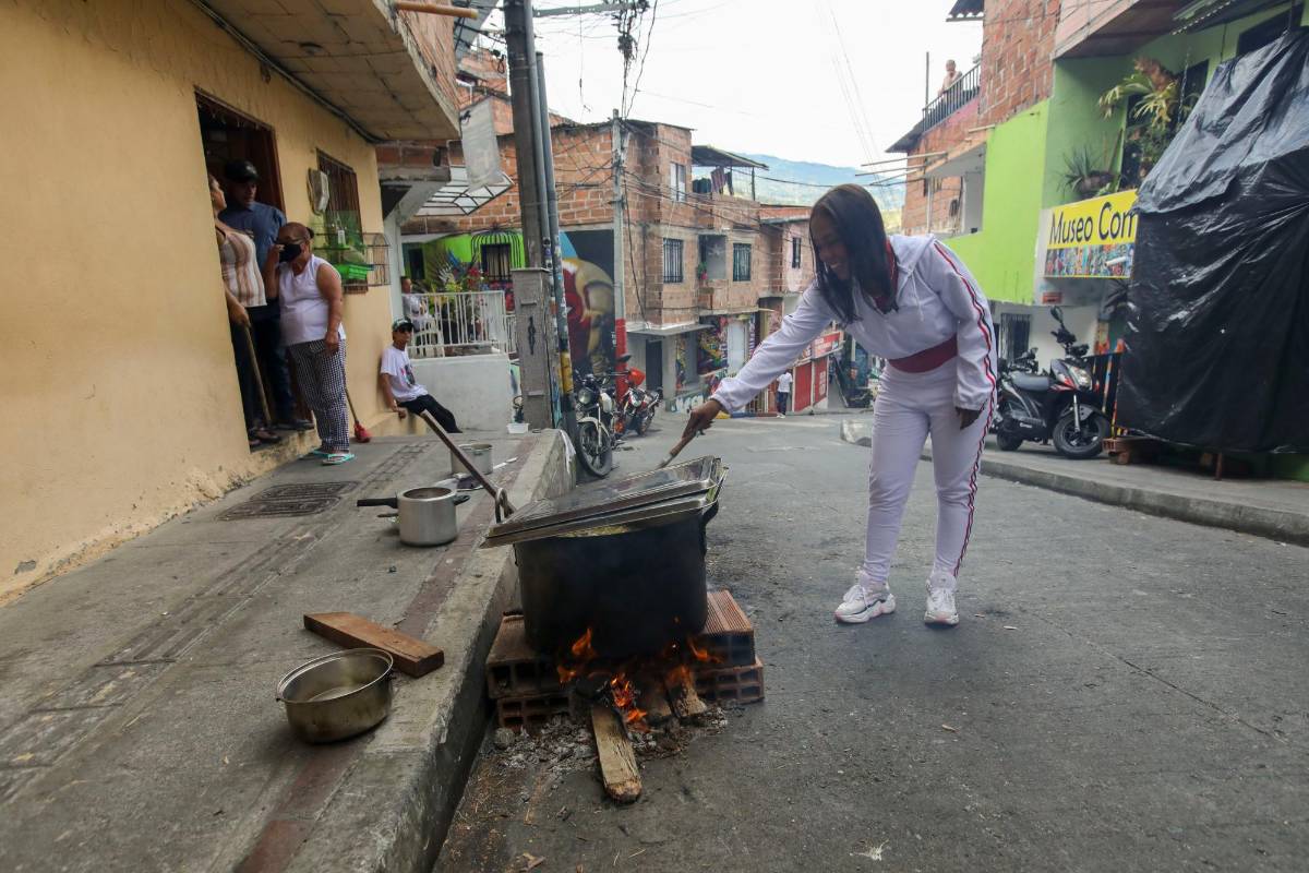 El tradicional sancocho, en el barrio 20 de Julio, eso si conservando el distanciamiento. Foto : Edwin Bustamante 