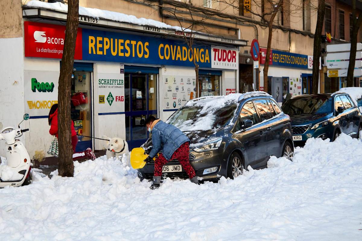 Debido a la tormenta grupos de vecinos, servicios de emergencia y servicios municipales trabajan incansablemente para limpiar las calles. Foto : Getty