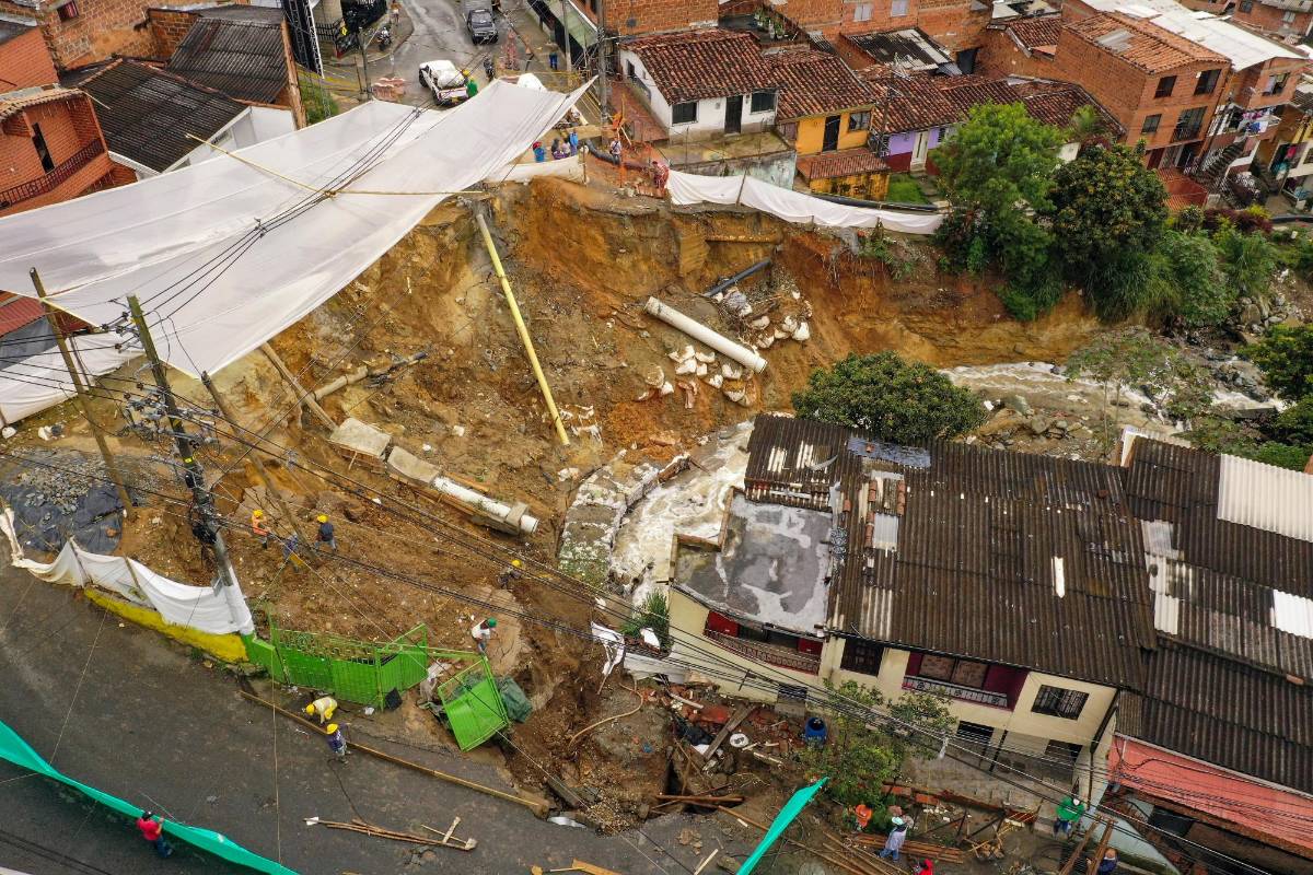 Las continuas crecientes de la quebrada La Madera ubicada en límites de Medellín y Bello provocó la perdida de la banca afectando a más de 80 mil personas de los barrios: Santander, Barrio Nuevo y La Maruchenga. Foto Manuel Saldarriaga 